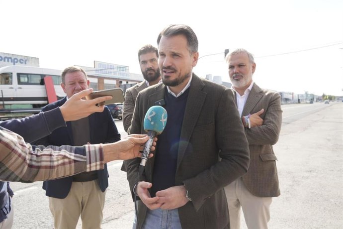 El secretario general del PP de Extremadura y consejero de Presidencia, Interior y Diálogo Social, Abel Bautista, atiende a los medios en Plasencia (Cáceres)