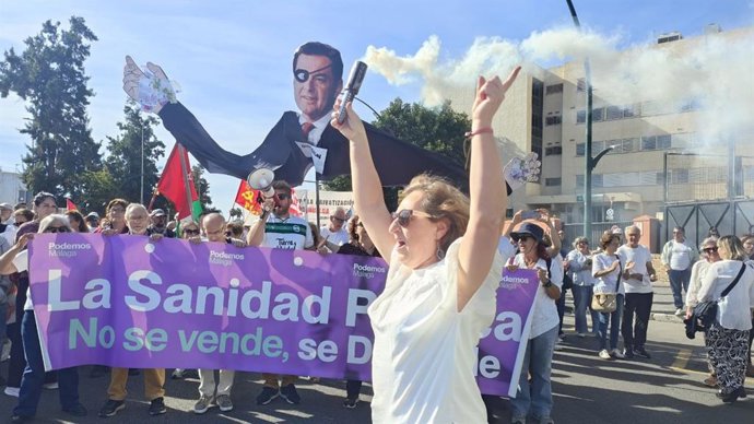 La confluencia de izquierdas Con Málaga ha tomado parte en la movilización en defensa de la sanidad pública convocada por Marea Blanca.