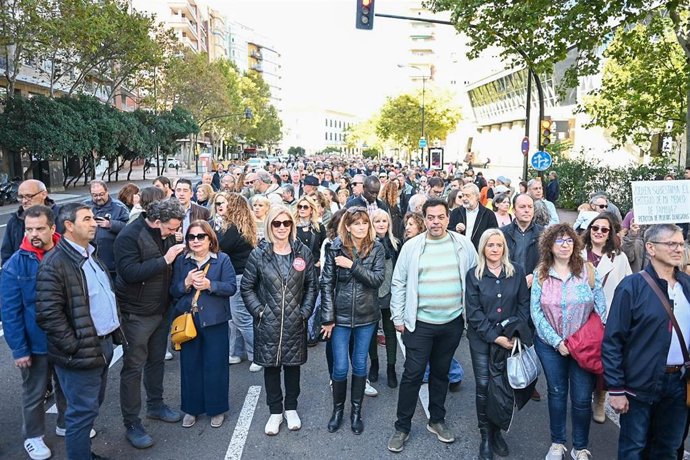 La secretaria de Organización del PSOE-Aragón, Manuela Berges, en elcentro junto a otros cargos y representantes del PSOE en la manifestación celebrada este domingo por la Plataforma SOS Sanidad Publica Aragón.