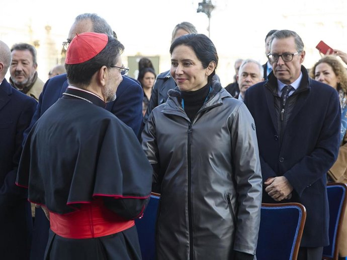 La presidenta de la Comunidad de Madrid, Isabel Díaz Ayuso, antes de la Misa Mayor de la Virgen de la Almudena, en la plaza de la Almudena, a 9 de noviembre de 2025, en Madrid (España).