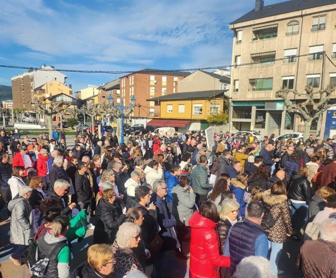 Centenares de personas reclaman en Bembibre (León) una sanidad pública y atención primaria "dignas"