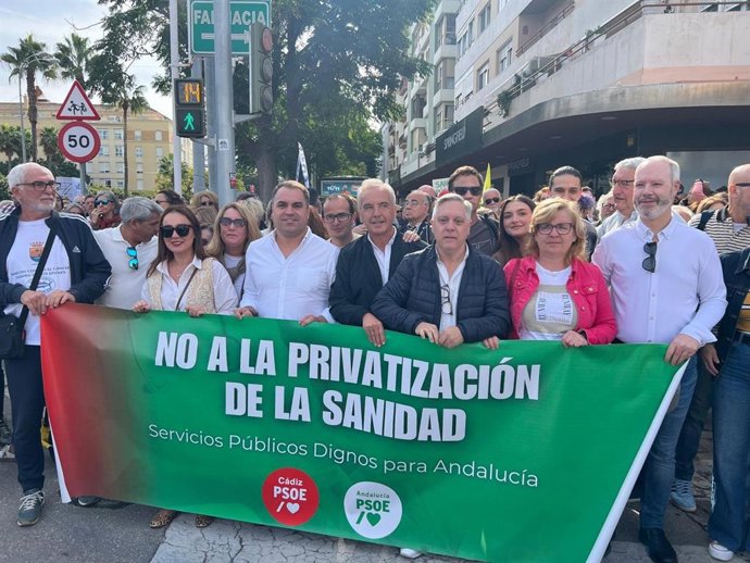 El secretario de Organización del PSOE de Cádiz, Juan Cornejo, ha participado hoy junto a miembros de la dirección regional, provincial y de la agrupación municipal en la manifestación en defensa de la sanidad pública que recorre las calles de la capital.