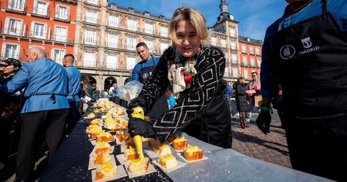 Cientos de madrileños disfrutan de la tradicional corona de la Almudena