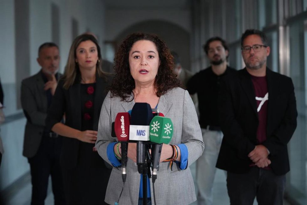 Los portavoces parlamentarios del PSOE-A, María Márquez (i); Adelante Andalucía, José Ignacio García (d); y Por Andalucía, Inmaculada Nieto (c); atienden a los medios de comunicación. A 29 de octubre de 2025, en Sevilla (Andalucía, España).