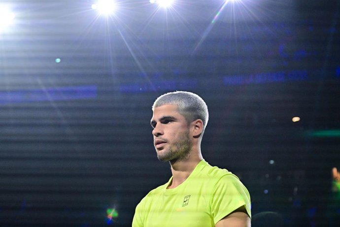 28 de outubro de 2025, Paris, Ile De France, França: Carlos Alcaraz (Espanha) entra em quadra durante o Rolex Paris Masters na Paris La Defense Arena em 28 de outubro de 2025 em Nanterre, França.
