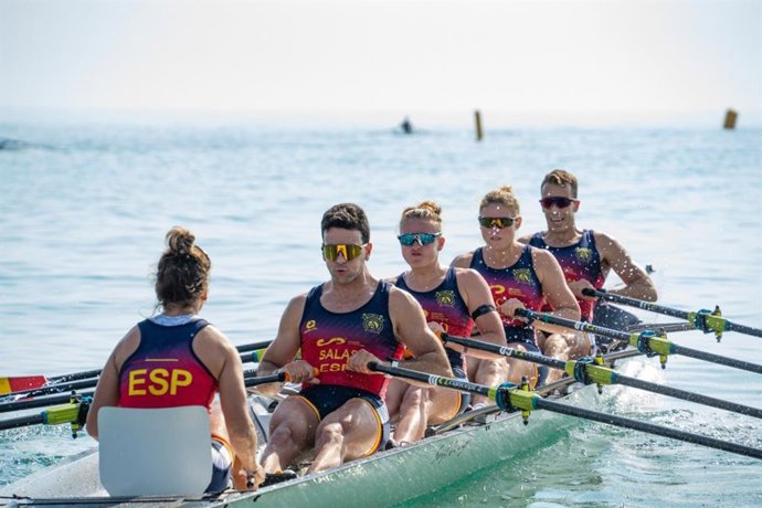 Los remeros Pablo Hermoso, María Ángeles Macián, Maialen Mielgo, Miguel Salas y Ainhoa Casanova, durante el Campeonato del Mundo de esprint playa.