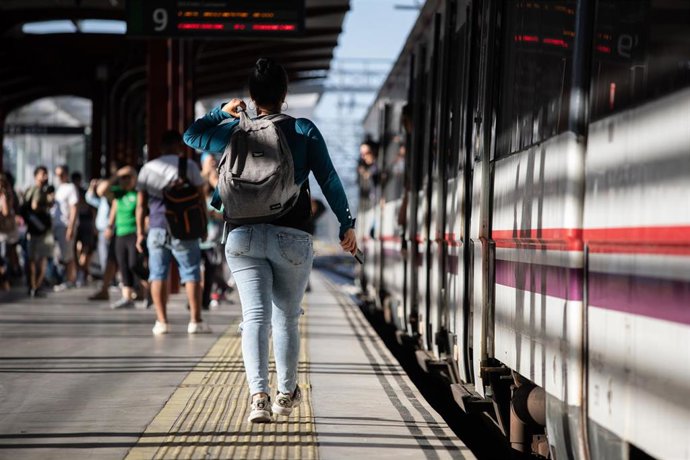 Archivo - Viajeros en la Estación de Cercanías de Chamartín, a 3 de agosto de 2023, en Madrid (España)