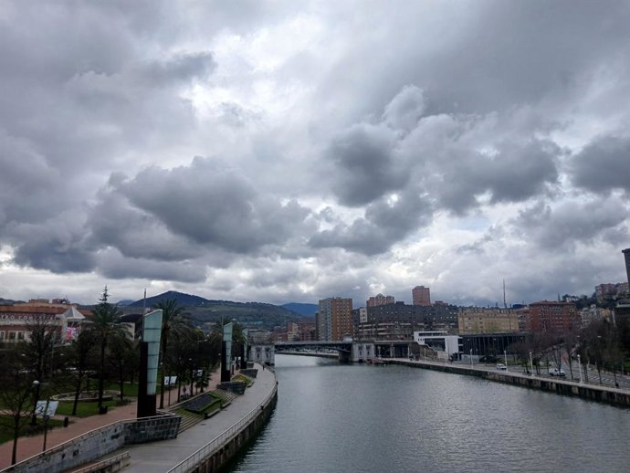 Archivo - Cielo muy nuboso en Bilbao