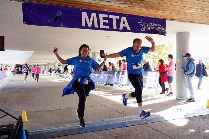 La IV Carrera por la Ciencia reúne a un millar de personas en apoyo a la investigación y la innovación.