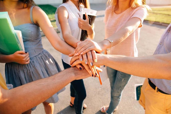 Archivo - Imagen de archivo de un grupo de adolescentes.