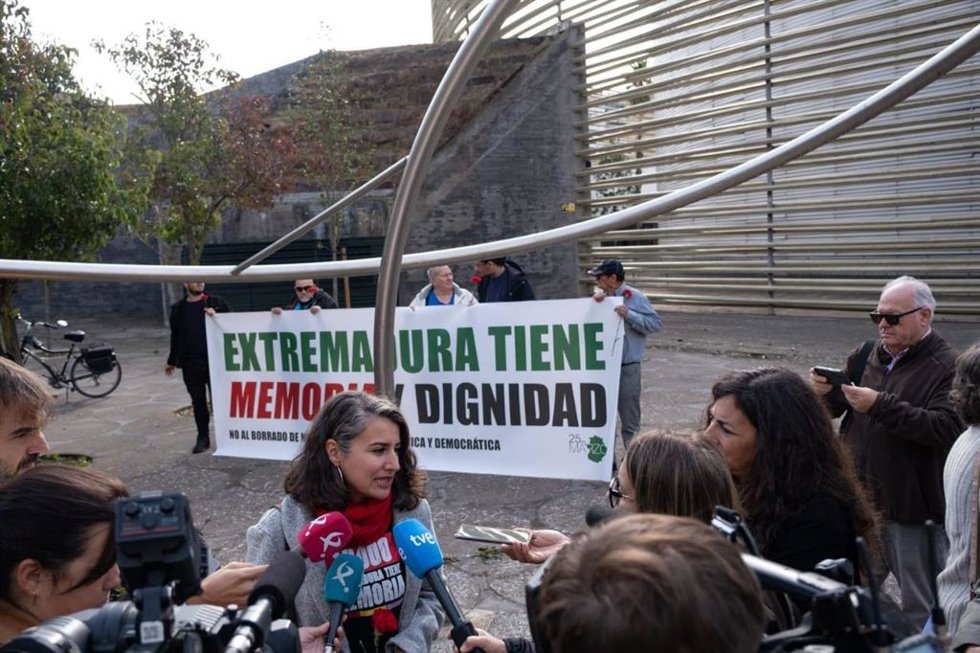 La líder de Unidas por Extremadura, Irene de Miguel, atiende a los medios este domingo en Badajoz