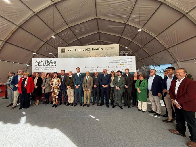 Foto de familia en la clausura de la Feria del Jamón de Córdoba.
