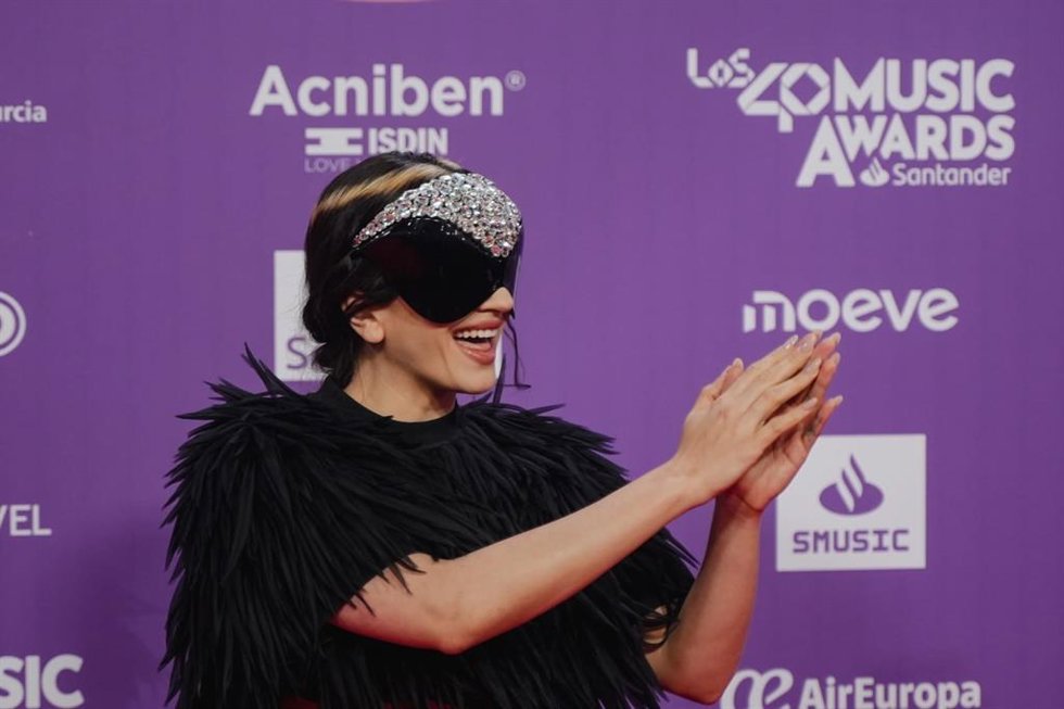 Rosalía posa en la alfombra roja de LOS40 Music Awards Santander 2025 en el Roig Arena de Valncia.