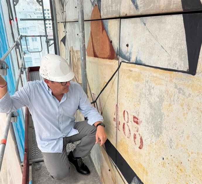 El edil de Cultura de Fuengirola, Rodrigo Romero, junto al mural de Pedro Escalona