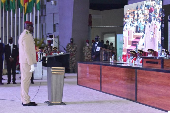 Archivo - (211001) -- CONAKRY, Oct. 1, 2021 (Xinhua) -- Mamady Doumbouya (L, Front) attends his swearing-in ceremony as transitional president in Conakry, Guinea, on Oct. 1, 2021. Guinea's coup leader, president of the National Committee for Rally and Dev