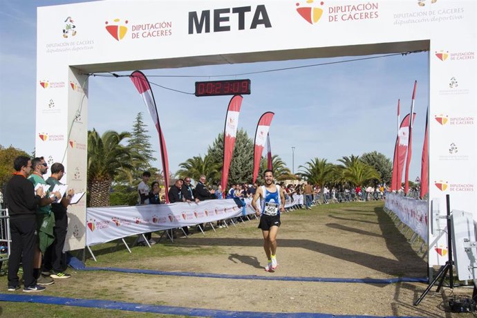 El XLI Trofeo Diputación de Cáceres de Campo a Través se ha celebrado en el circuito del Complejo Deportivo El Cuartillo, en Cáceres