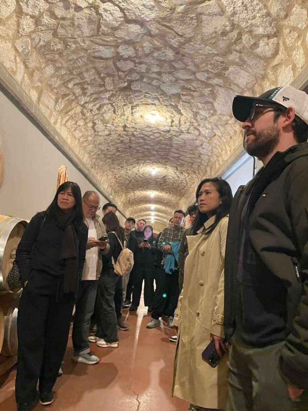 Una cuarentena de expertos gastronómicos internacionales recorre la Milla de Oro del Vino en Valladolid