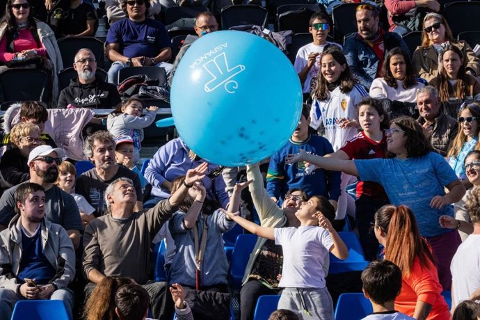 El lanzamiento de pelotas al final del encuentro por parte de los veteranos de ambos equipos ha vuelto a llevar la alegría a las gradas.