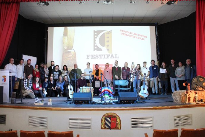 Foto de familia en la gala de entrega de premios del IX Festifal —Festival Internacional de Cortometrajes de Temática Rural— de Urrea de Gaén.