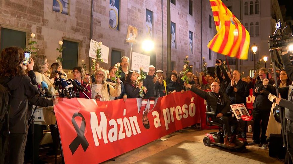 Pancarta con le lema 'Mazón a presó' en la concentarción celebrada este domingo en Valncia