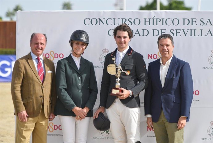 La infanta Elena ha asistido a la primera edición del Concurso Hípico de Saltos Ciudad de Sevilla.