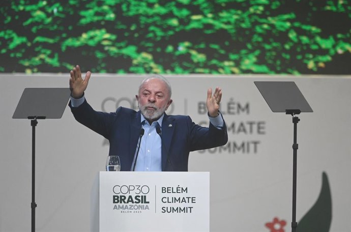 PEQUIM, 8 de novembro de 2025 -- O presidente brasileiro Luiz Inácio Lula da Silva discursa durante a Cúpula do Clima de Belém, antes da 30ª Conferência das Partes (COP30) da Convenção-Quadro das Nações Unidas sobre Mudança do Clima, em Belém, Brasil, no 