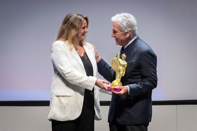 El cineasta franco-griego Costa-Gavras recibiendo de manos de la delegada de Turismo y Cultura, Angie Moreno, el Giraldillo de Honor del Festival de Cine Europeo de Sevilla.