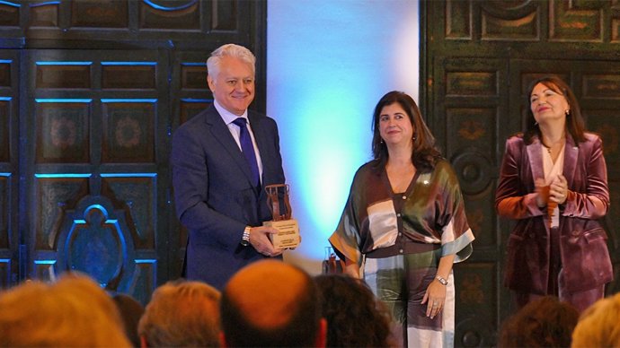 El director del grupo de emisoras de Canal Sur Radio, Juan Miguel Vega, ha sido galardonado en la décimo tercera edición de 'La Noche de la Psicología'.