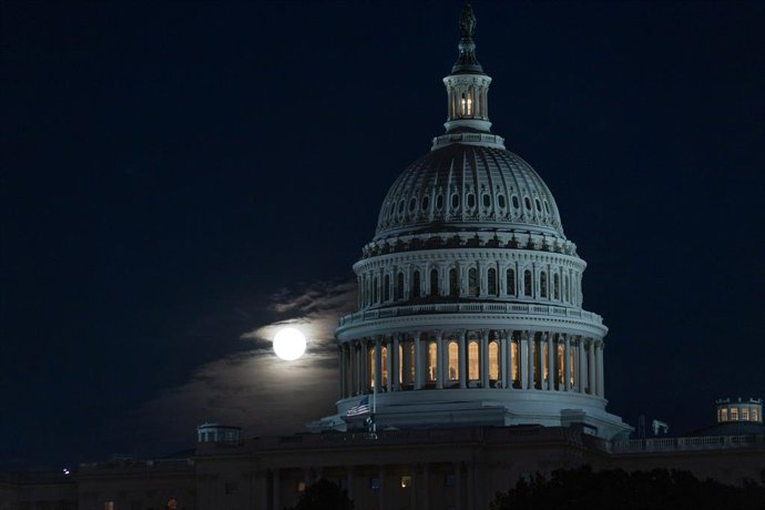 WASHINGTON, 5 de novembro de 2025 -- Foto tirada em 5 de novembro de 2025 mostra o Capitólio dos EUA em Washington, D.C., Estados Unidos. Na quarta-feira, a paralisação do governo federal dos EUA entrou em seu 36º dia, ultrapassando o recorde anterior de 