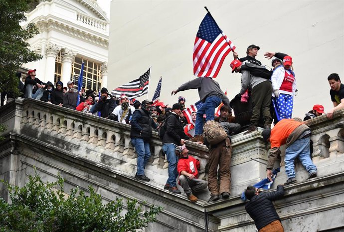 Archivo - 06 de janeiro de 2021, EUA, Washington: Apoiadores do presidente dos EUA, Donald Trump, invadem o edifício do Capitólio dos EUA, onde os legisladores deveriam certificar a vitória do presidente eleito Joe Biden na eleição de novembro. Foto: Essd