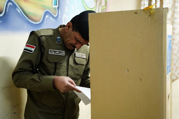 November 9, 2025, Mosul, Iraq: An Iraqi security member votes at a polling station during the special voting, two days before the ballot boxes open to the public in the parliamentary elections in Mosul. Parliamentary elections in Iraq are set for November