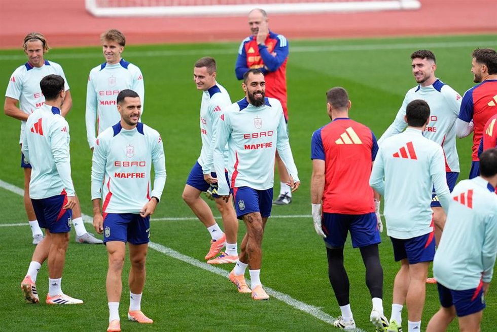 Los jugadores de la selección española durante un entrenamiento en la Ciudad del Fútbol de Las Rozas 