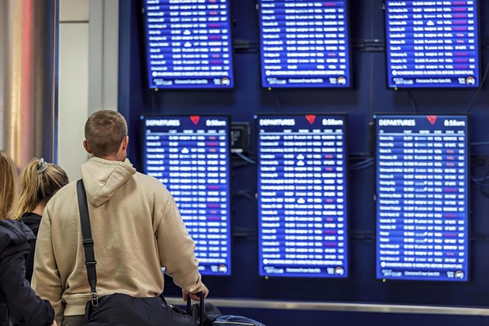 9 de novembro de 2025, Atlanta, Geórgia, EUA: As pessoas verificam o quadro de status do voo no domingo, 9 de novembro de 2025, no saguão B do Aeroporto Internacional Hartsfield-Jackson Atlanta, em Atlanta, Geórgia. Os atrasos nos voos continuaram enquant