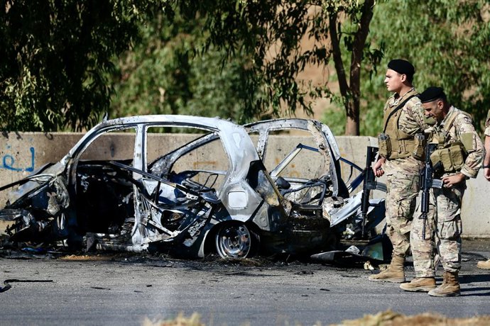 Archivo - NABATIEH, Oct. 2, 2025  -- This photo taken on Oct. 2, 2025 shows a car hit by an Israeli drone on the Jarmaq/Khordali road near the city of Nabatieh, southern Lebanon. Two Hezbollah members were killed and one civilian was injured on Thursday i