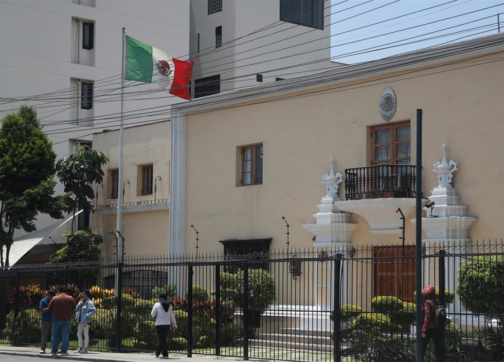 Fachada de la Embajada mexicana en Lima, Perú