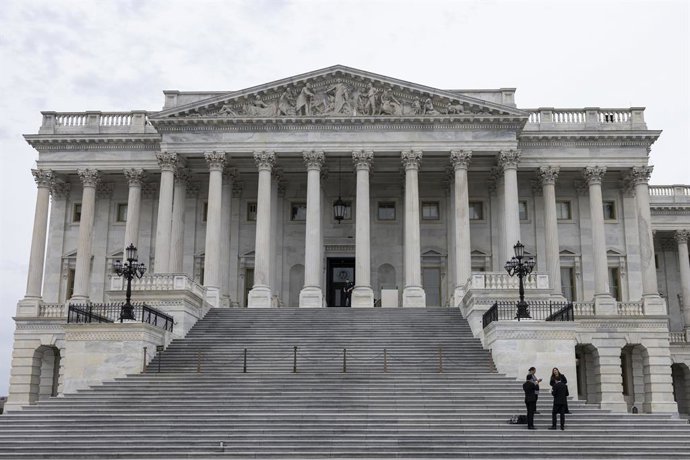 Archivo - September 30, 2025, Washington, District Of Columbia, United States: The U.S. Capitol stands in Washington, D.C., on September 30, 2025. The federal government is poised to shut down at midnight as Democrats in Congress reject a Republican-led s