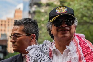 Archivo - A la derecha: el presidente de Colombia, Gustavo Petro 