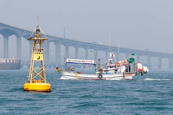 Archivo - Un barco pesquero navega frente a Incheon, Corea del Sur