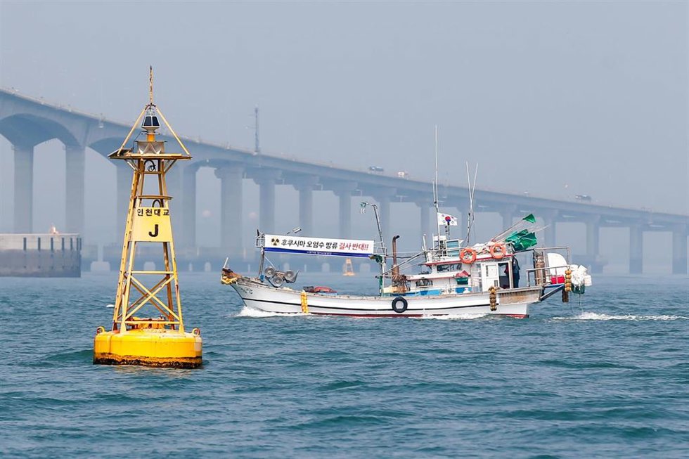 Archivo - Un barco pesquero navega frente a Incheon, Corea del Sur
