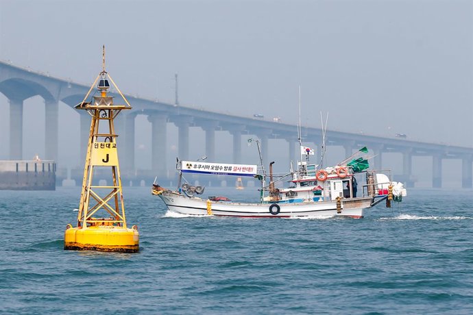 Archivo - INCHEON, Aug. 14, 2023  -- A fishing boat sails to protest against Japan's planned discharge of radioactive wastewater into the ocean, in waters off Incheon, South Korea, Aug. 14, 2023.   A group of South Korean fishing boats on Monday staged a 