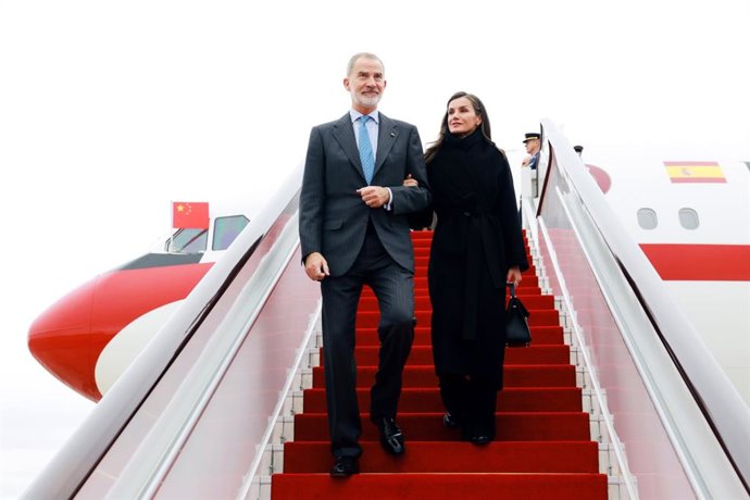 Rei Felipe VI e Rainha Letizia após chegarem ao Aeroporto Internacional de Chengdu.
