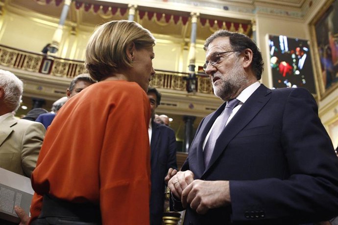 Archivo - La entonces presidenta de Castilla-La Mancha, María Dolores de Cospedal, junto al presidente del Gobierno de España, Mariano Rajoy, en el Congreso de los Diputados.