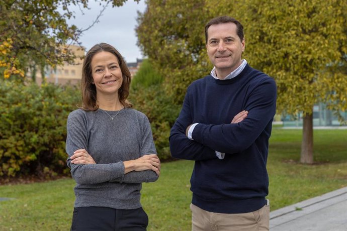 La Dra. María Serrano, especialista en Farmacia Hospitalaria de la Clínica Universidad de Navarra, y el Dr. Ferran Capdevila, farmacéutico especialista del Hospital Universitario de Navarra.