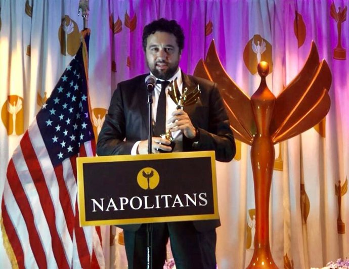 Archivo - El periodista riojano Rubén Vinagre en el momento de recoger sus dos premios 'Napaolitan Victory Awards' hace dos años