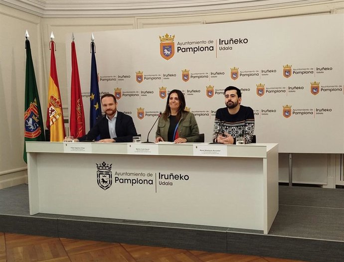 Archivo - Rueda de prensa de la portavoz del grupo municipal del PSN en el Ayuntamiento de Pamplona, Marina Curiel, junto con los concejales Xabier Sagardoy y Miguel Matellanes.