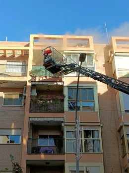 Efectivos del SEIS trabajan en la extinción de un incendio en una vivienda de Alameda de Capuchinos, en Murcia