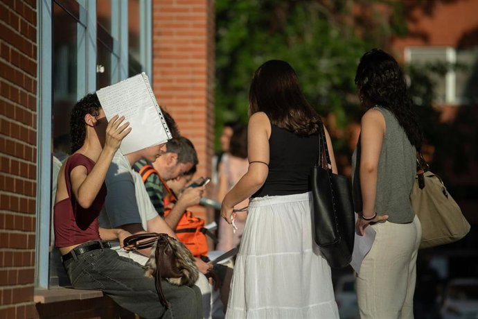 Archivo - Varios alumnos repasan apuntes en la UCM