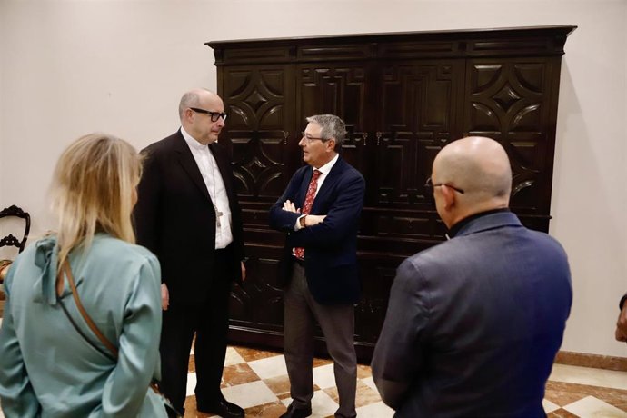 El presidente de la Diputación de Málaga, Francisco Salado, en una reunión con el nuevo obispo de Málaga, José Antonio Satué.