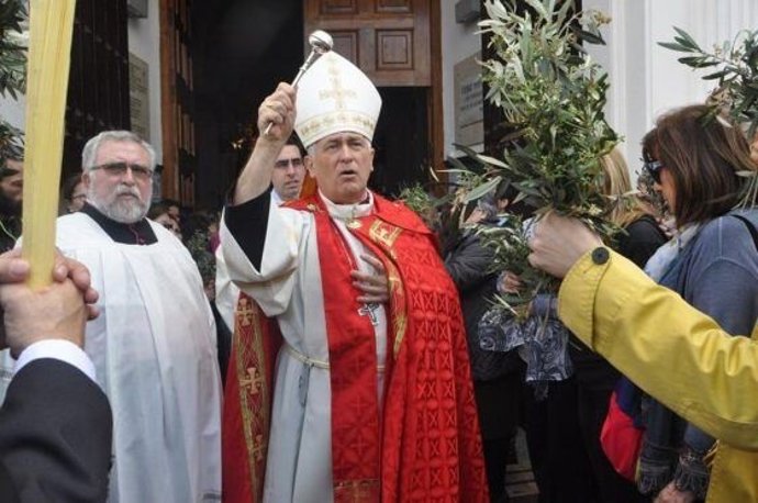 Archivo - Arquivo - O bispo de Cádiz e Ceuta, Rafael Zornoza, no último Domingo de Ramos em Ceuta.