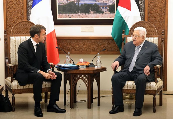 Archivo - RAMALLAH, Oct. 25, 2023  -- Palestinian President Mahmoud Abbas (R) meets with visiting French President Emmanuel Macron in the West Bank city of Ramallah on Oct. 24, 2023.   Palestinian President Mahmoud Abbas on Tuesday called for a "complete 
